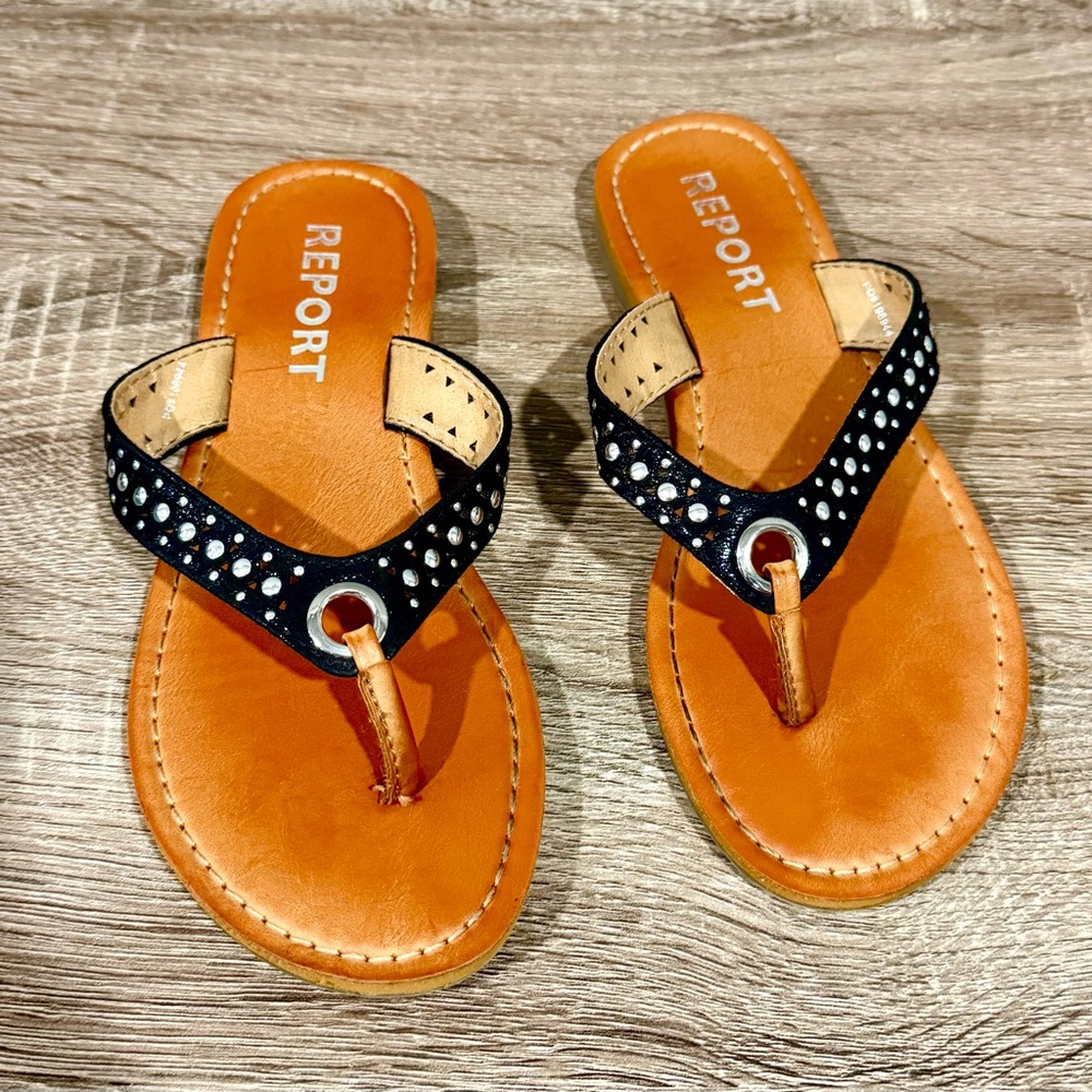Girls Report leather flip flops. Girls size 1. Cushioned footbed.